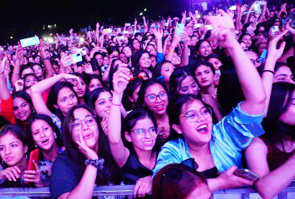 Bollywood Singer Sunidhi Chauhan Concert in SGRR College Students Crazy of her Music Photos