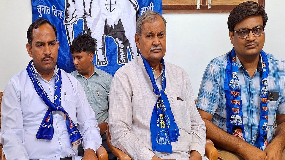 Former Sikandrarao MLA  Amar Singh Yadav left SP