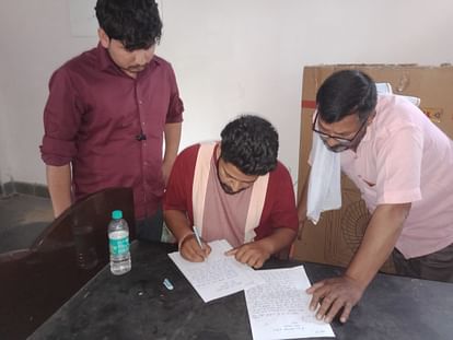 Meerut: पेट में चाकू लगने से जिम ट्रेनर की मौत, पिता पर हत्या का आरोप, मां ने बेटे की मौत पर कही ये बात Meerut: Son dies after being stabbed in the stomach, father accused of murder