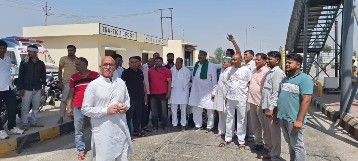 Shamli: BKU creates ruckus at Patni Pratappur toll plaza, line blocked for two hours