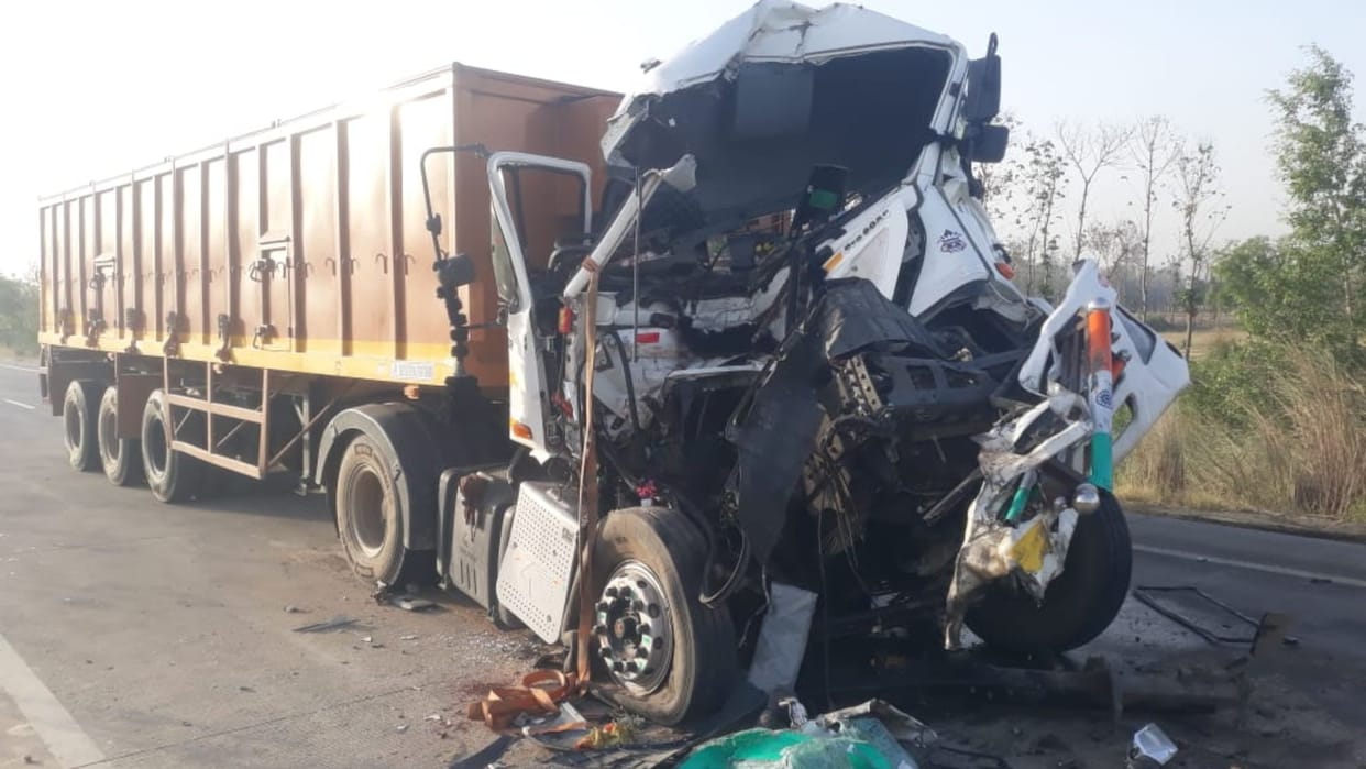 Speeding trailers collide with each other in mau driver dies and attendant injured