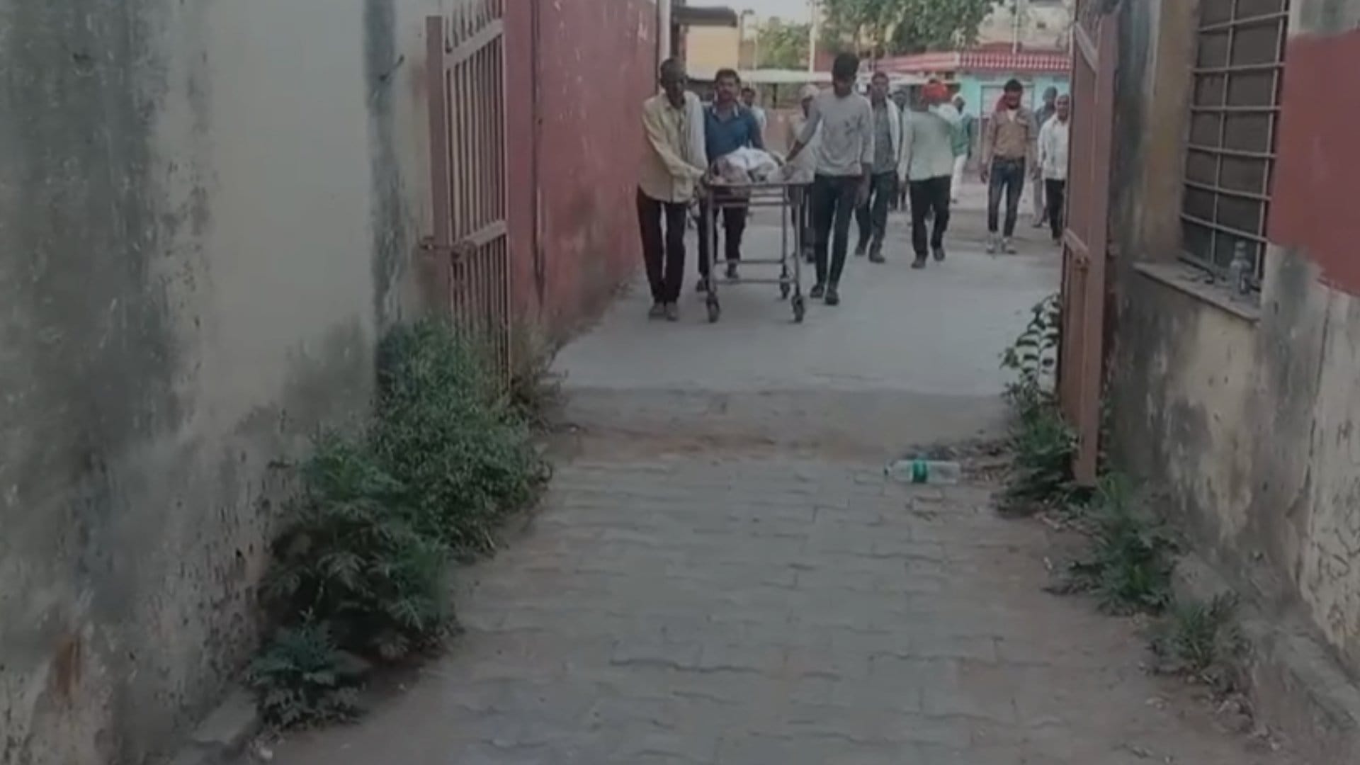 धौलपुर में भरभरा कर ढही निर्माणाधीन मकान की छत