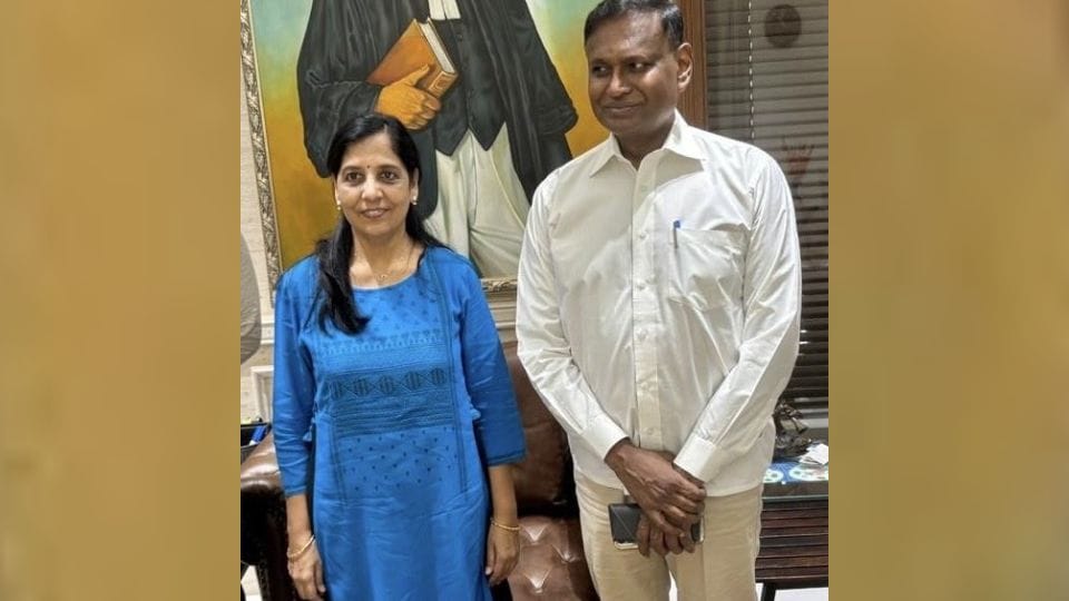 Congress candidate from North West Delhi region Udit Raj met Sunita Kejriwal