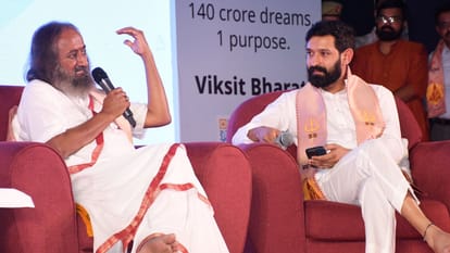 आध्यात्मिक गुरु श्रीश्री रविशंकर और बॉलीवुड एक्टर विक्रांत मैस्सी।