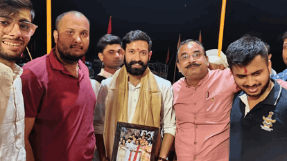 Vikrant Massey and Sri Sri Ravi Shankar participated in Ganga Aarti at Dashashwamedh Ghat