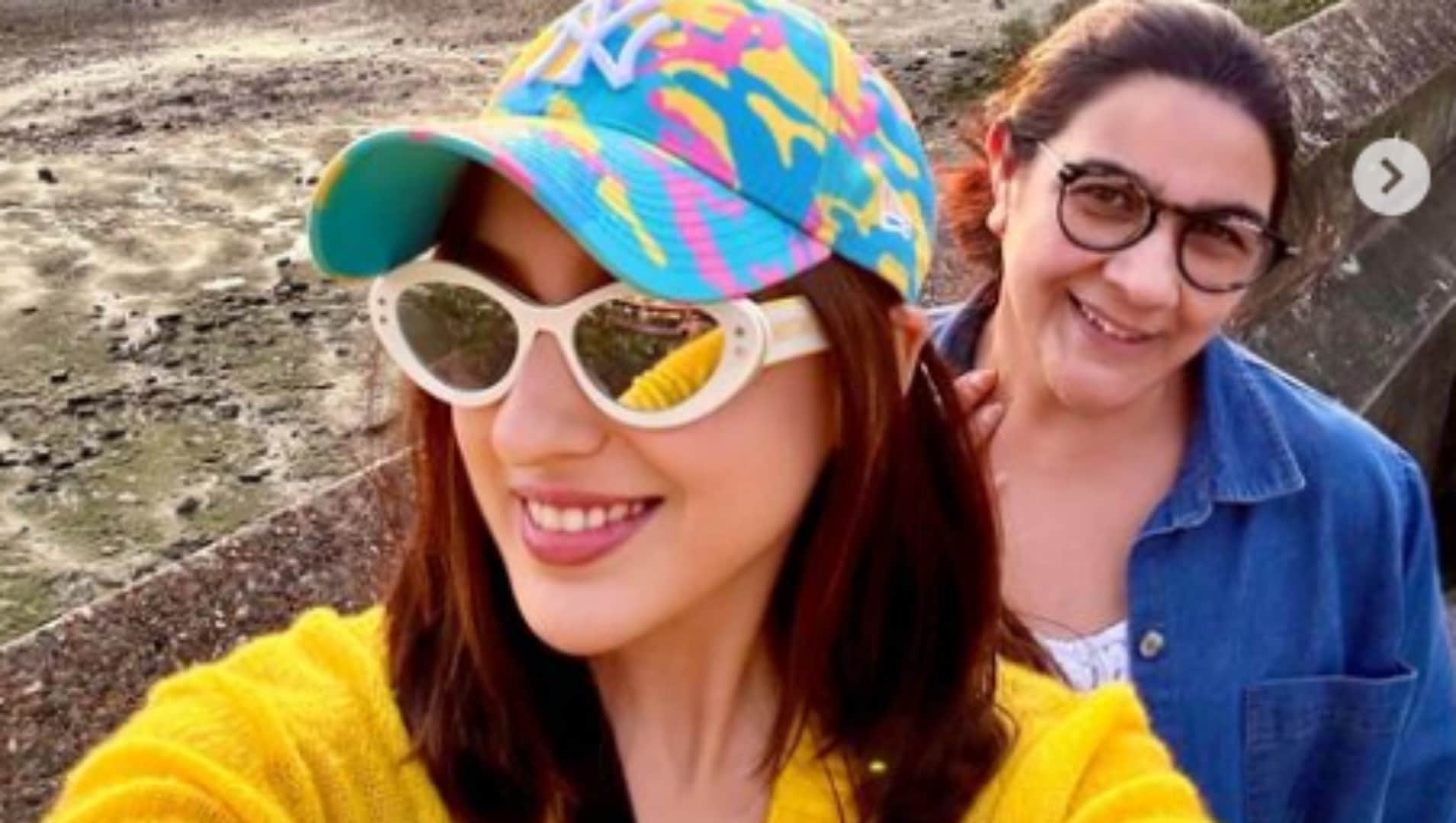 Sara Ali Khan Talk About Memories Before Her Parents Divorce Say Its Wonderful To See Mother Happy Again