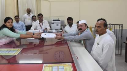 नामांकन दाखिल करते किशोरी लाल शर्मा।