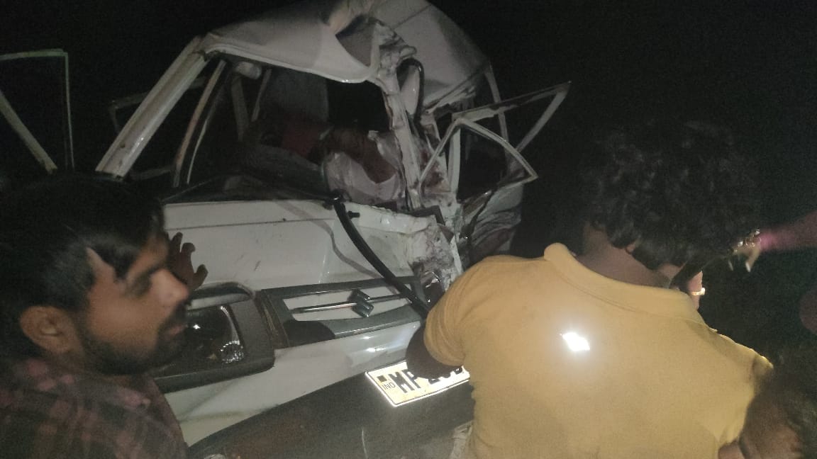 Two Dead in a road accident in Chhindwara, truck overturned on a van after hitting it, dead bodi