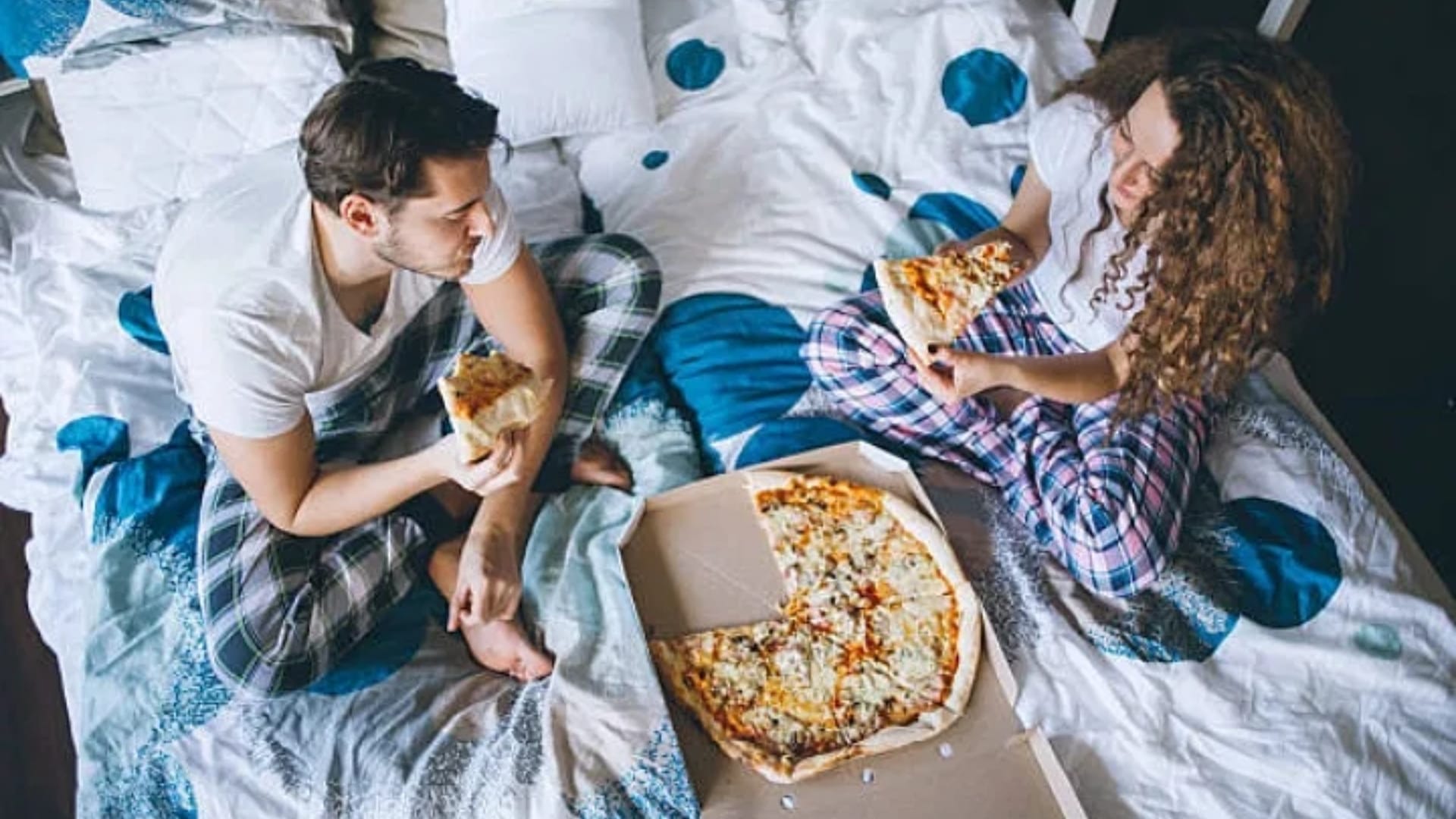 vastu tips eating food on bed why should not eat while sitting on bed in hindi