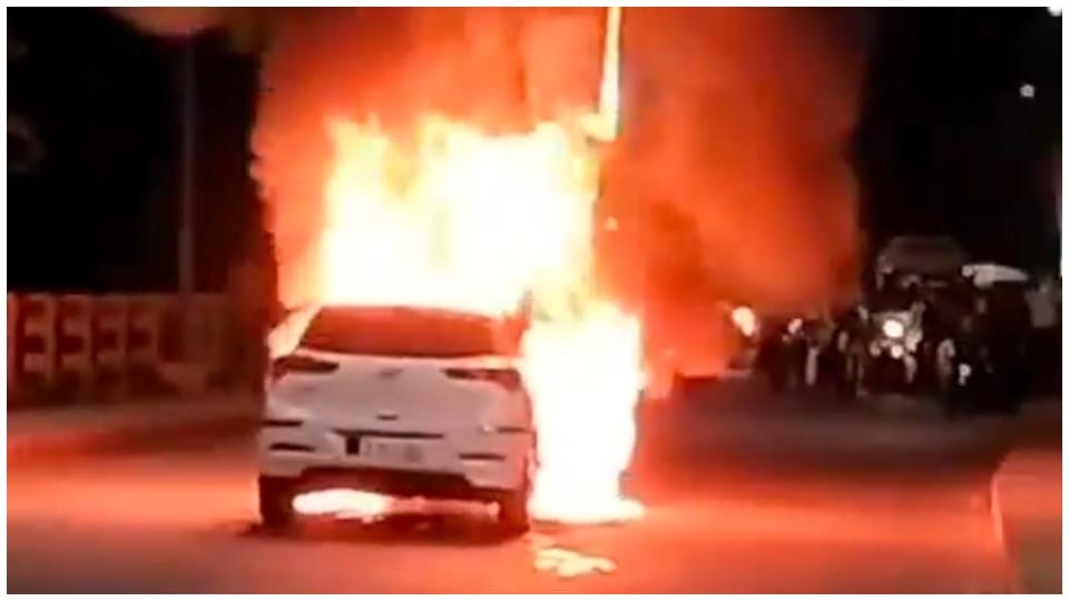 Noida: A car caught fire on FNG Road under Police Station Sector-113