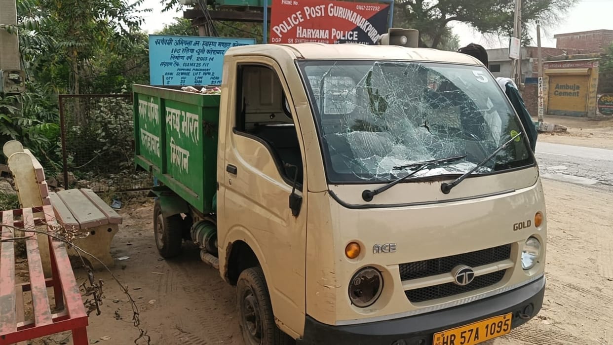 argument over cleanliness in Fatehabad, glass of vehicle going to collect garbage in Gurunanakpura Mohalla