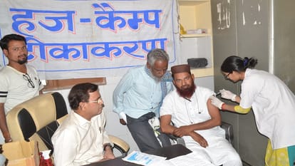 हज यात्रा पर जाने वालों को टीका लगातीं स्वास्थ्य कर्मी