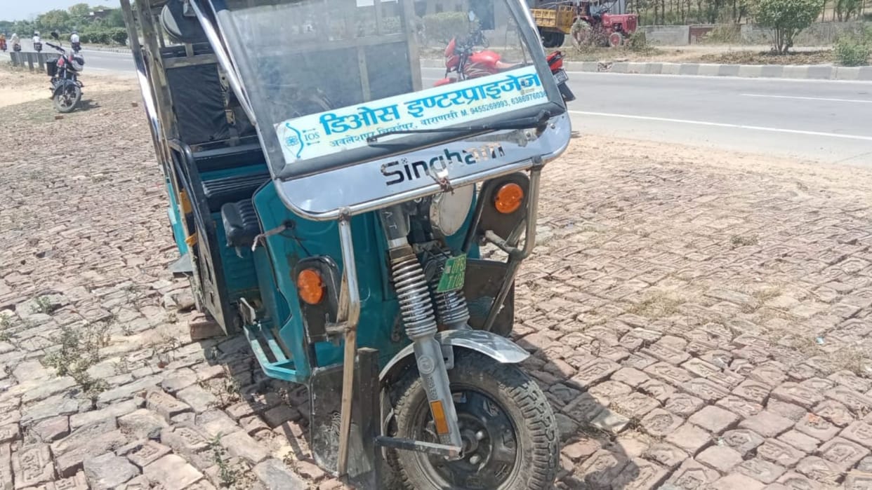 driver died road accident in varanasi