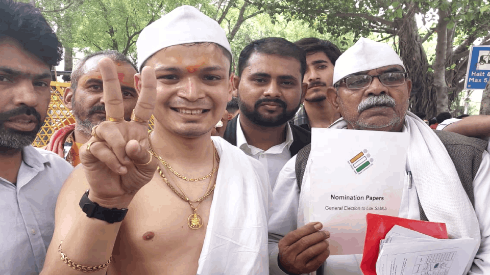 Transgender candidate Rajan came half naked to file nomination during Lok Sabha elections in Delhi