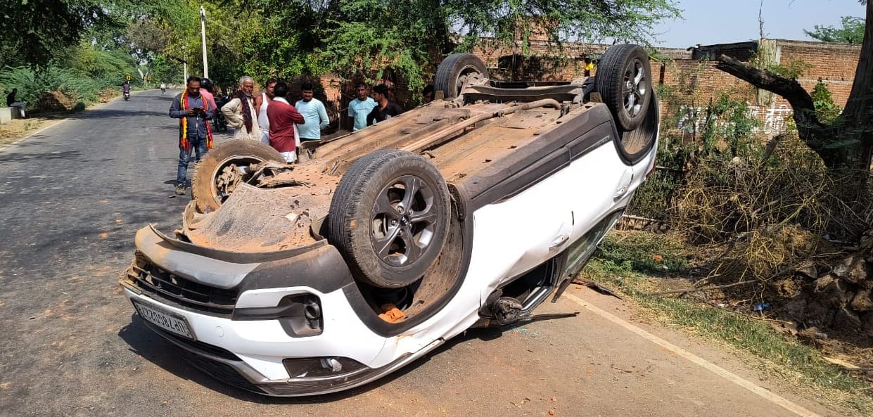 Hamirpur Accident, Cow suddenly came on the road, car overturned and doctor serious, referred to Kanpur