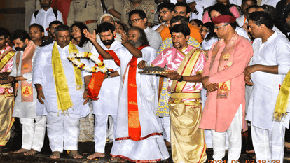 Vikrant Massey and Sri Sri Ravi Shankar participated in Ganga Aarti at Dashashwamedh Ghat