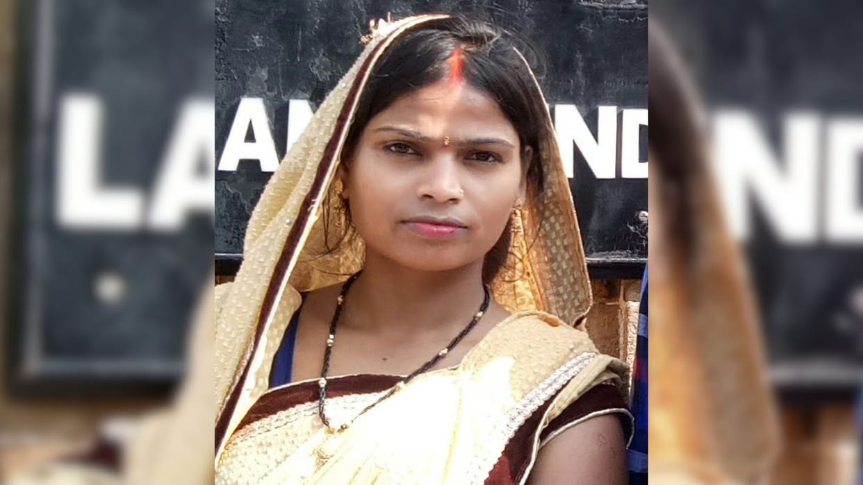 dead body of Married woman found hanging in room