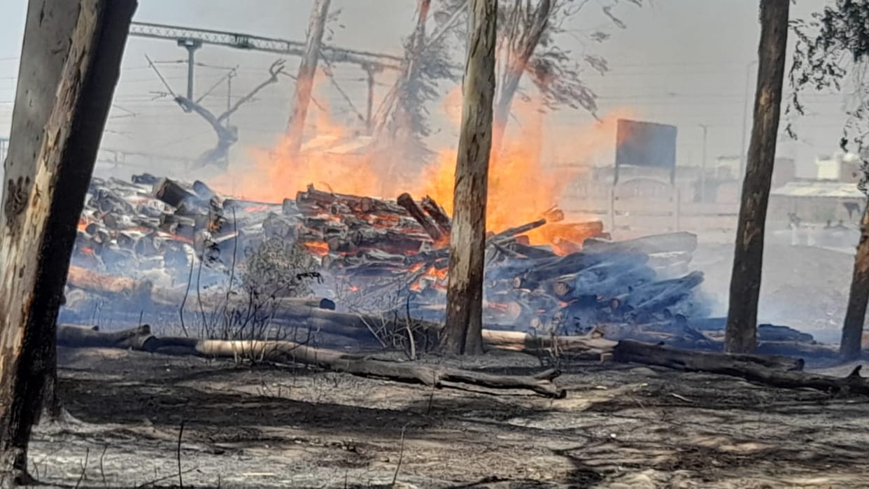 Fire on railway land in Mohanlalganj.