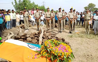 Sadness atmosphere in family and village due to death of BSF jawan Anuj Kumar in Muzaffarnagar, see pictures