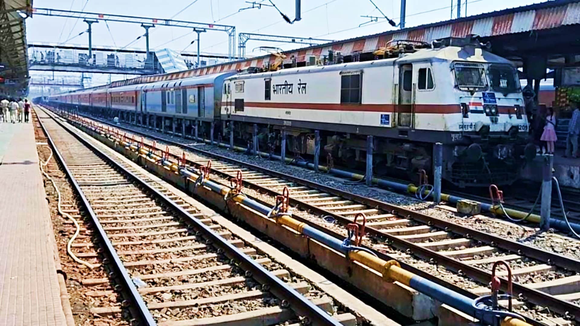 ट्रेन पर पथराव