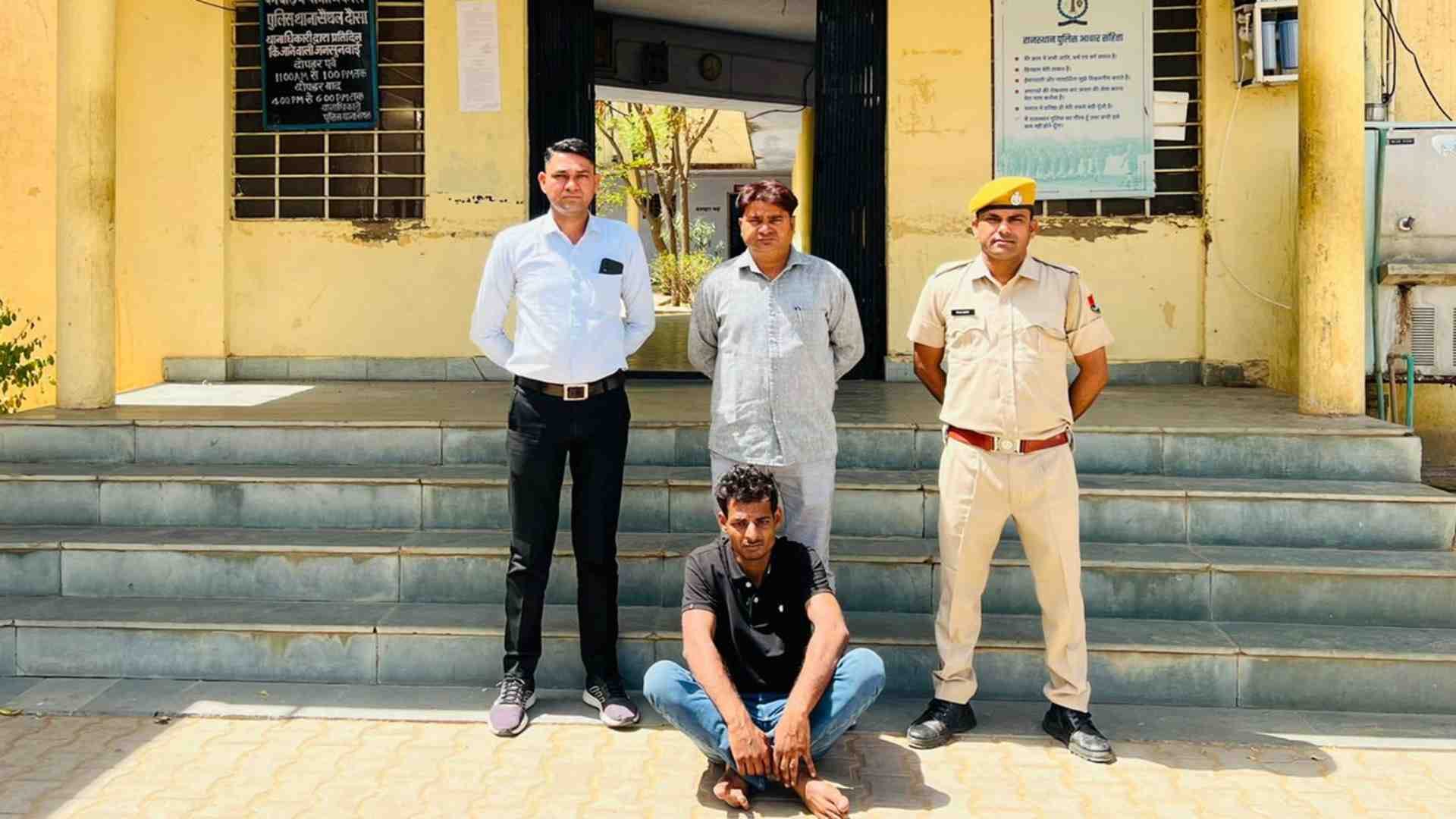 पुलिस की गिरफ्त में आरोपी।
