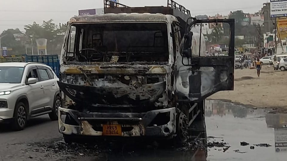Dehradun News Fire broke out in cabin of tanker carrying 14 thousand liters of petrol People Penic Photos