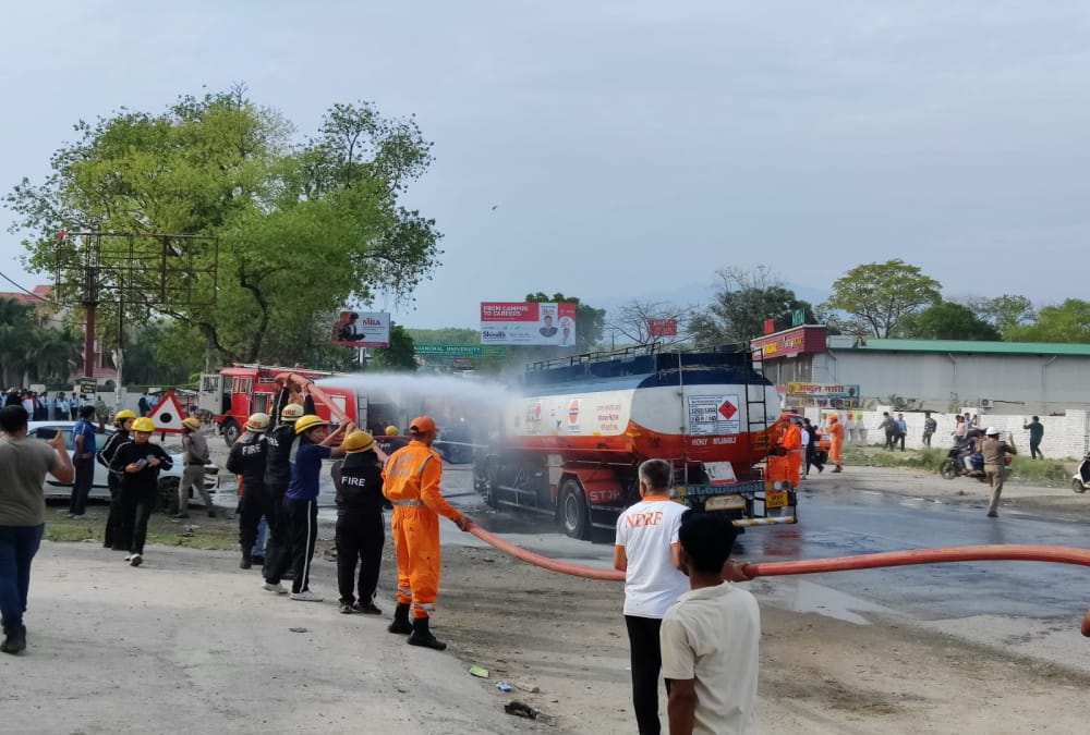 Dehradun News Fire broke out in cabin of tanker carrying 14 thousand liters of petrol People Penic Photos