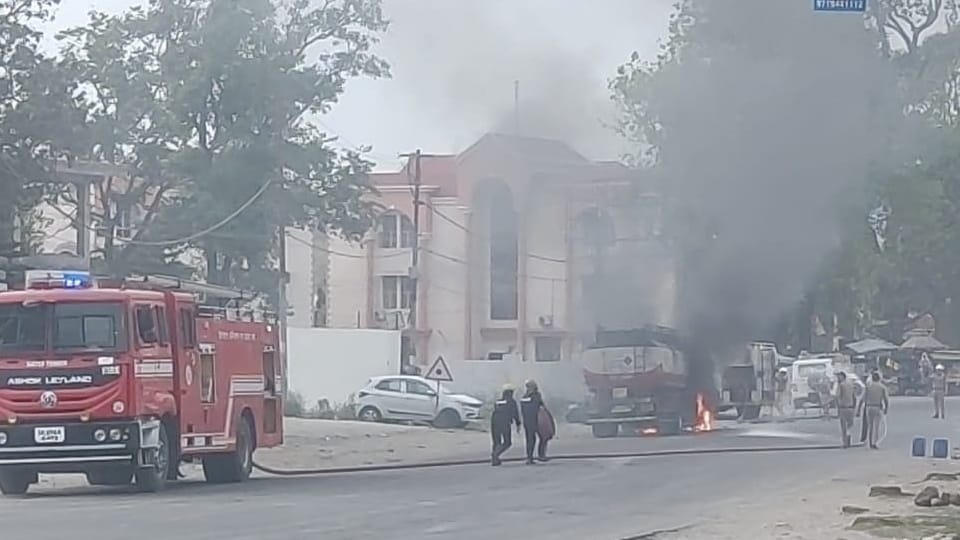 Dehradun News Fire broke out in cabin of tanker carrying 14 thousand liters of petrol People Penic Photos