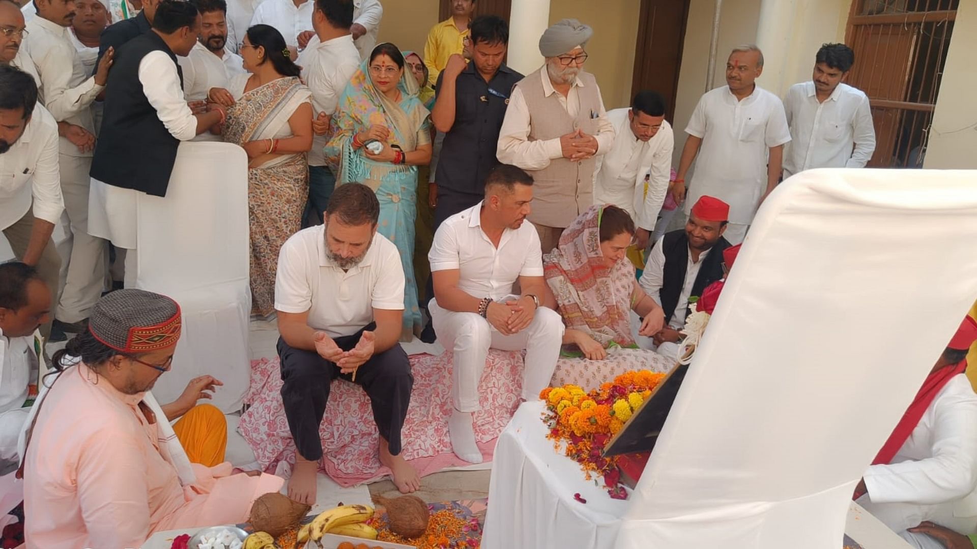 Rahul Gandhi Performs Pooja In Congress Office In Raebareli. - Amar ...