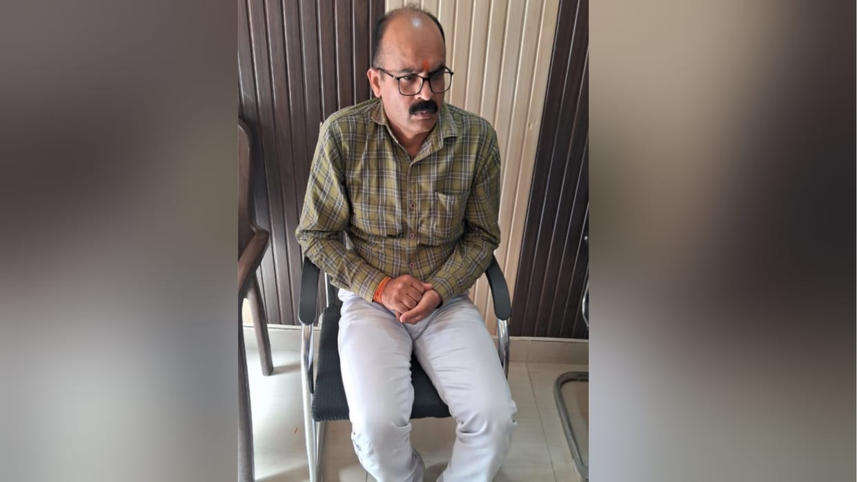 Saharanpur anti corruption team have arrested a clerk during taking bribe of 1.5 lakh