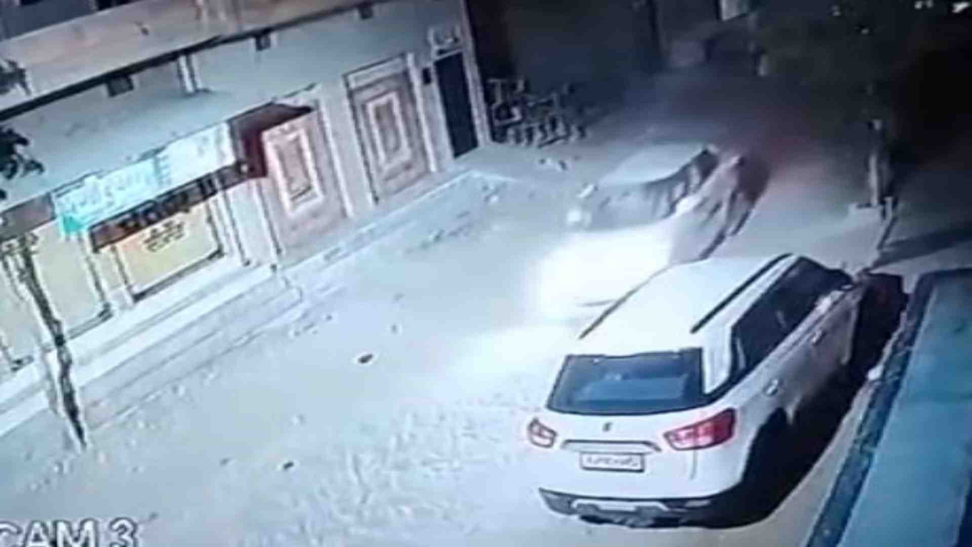 सीसीटीवी में कैद हुई वारदात।