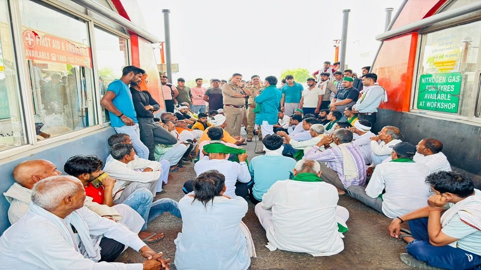 Ruckus of BKU workers on Yamuna Expressway Jabra toll made free More than three thousand vehicles passed