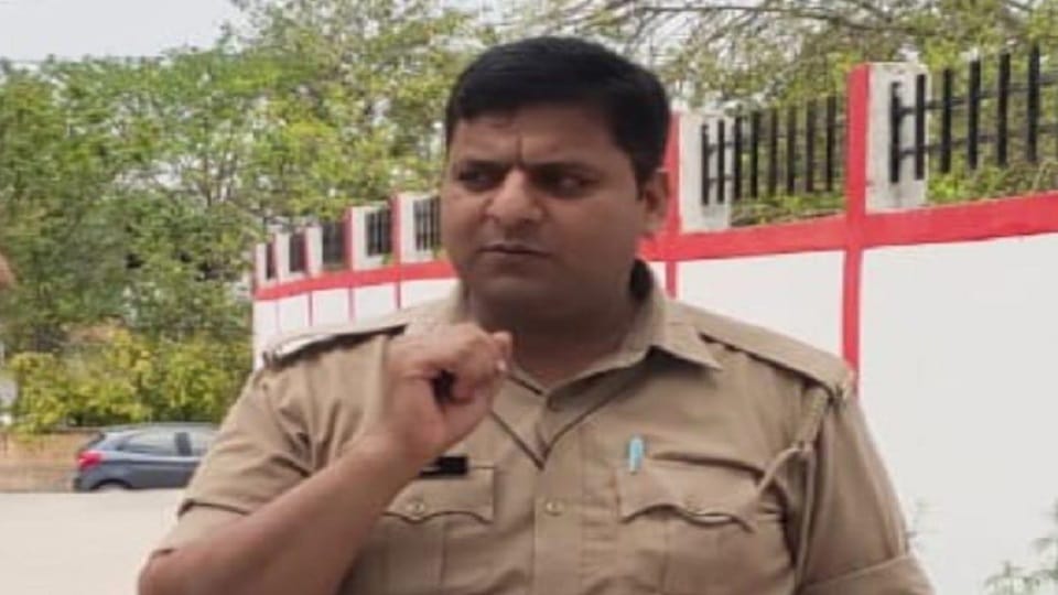 Constable blows himself with service rifle at Amroha station