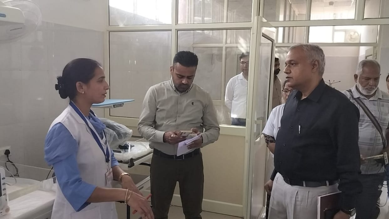 Director of Health Department inspected Tohana Civil Hospital, 4 doctors and 14 employees were found absent