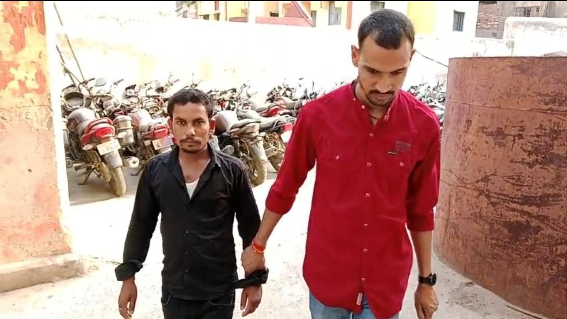 आया था गवाही देने अब खुद जा रहा है जेल।