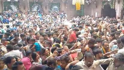 बांकेबिहारी मंदिर में उमड़ी भक्तों की भीड़