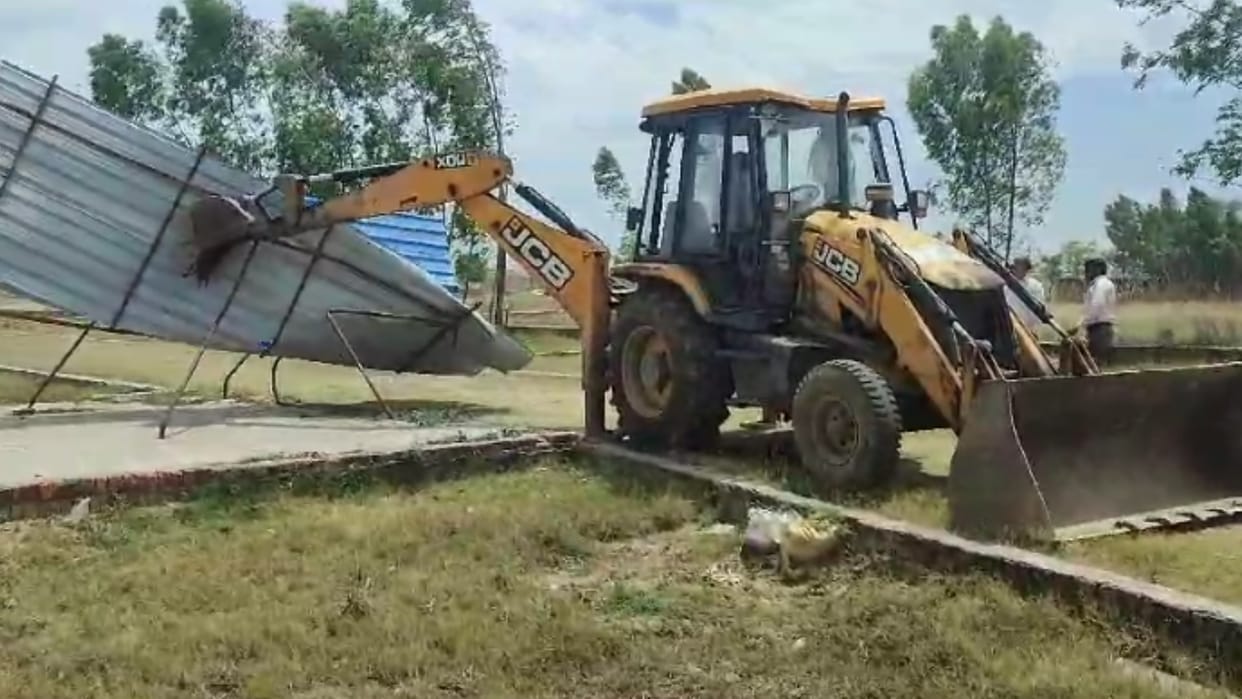 Bijnor: Administration bulldozer runs on illegal colonies in Dhampur