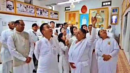 Sirohi: Sikkim CM Tamang went boating in Mount Abu Nakki Lake with his family.