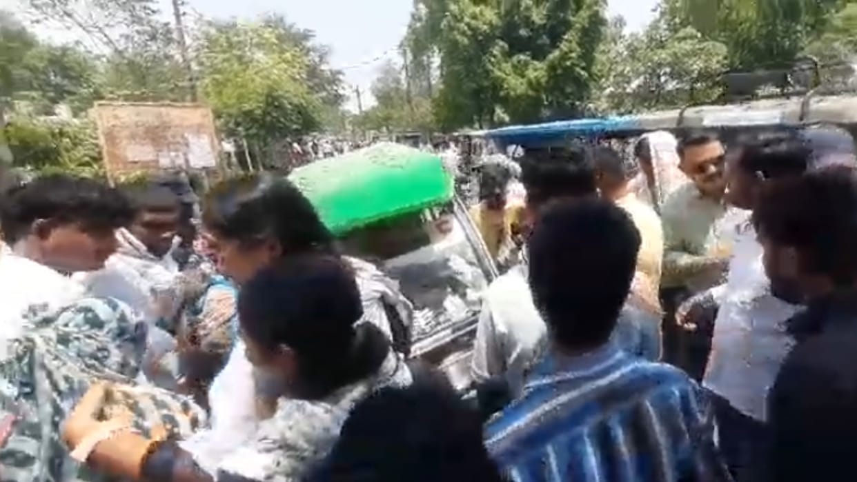 E-rickshaw collides with DC vehicle ruckus between women and policemen in azamgarh