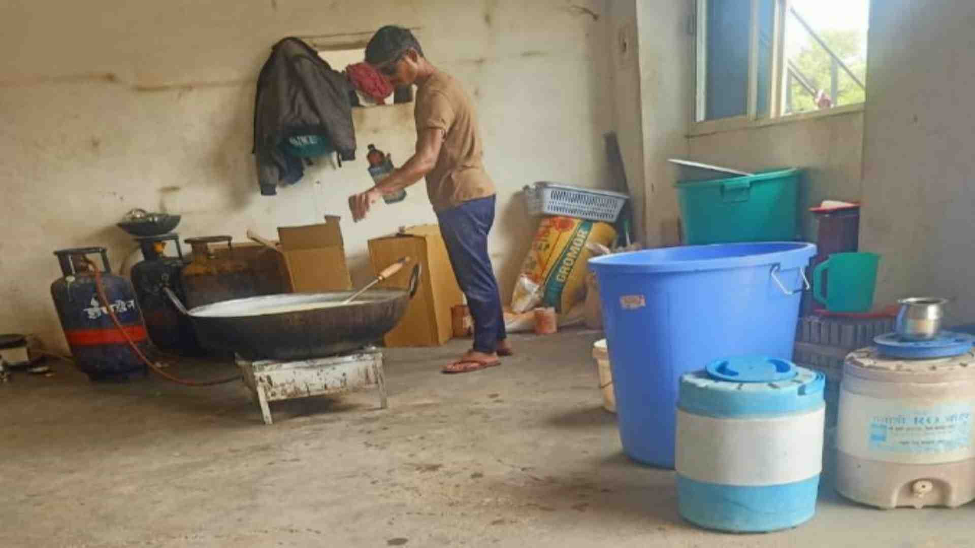 फैक्ट्री में आइसक्रीम काम करता श्रमिक।