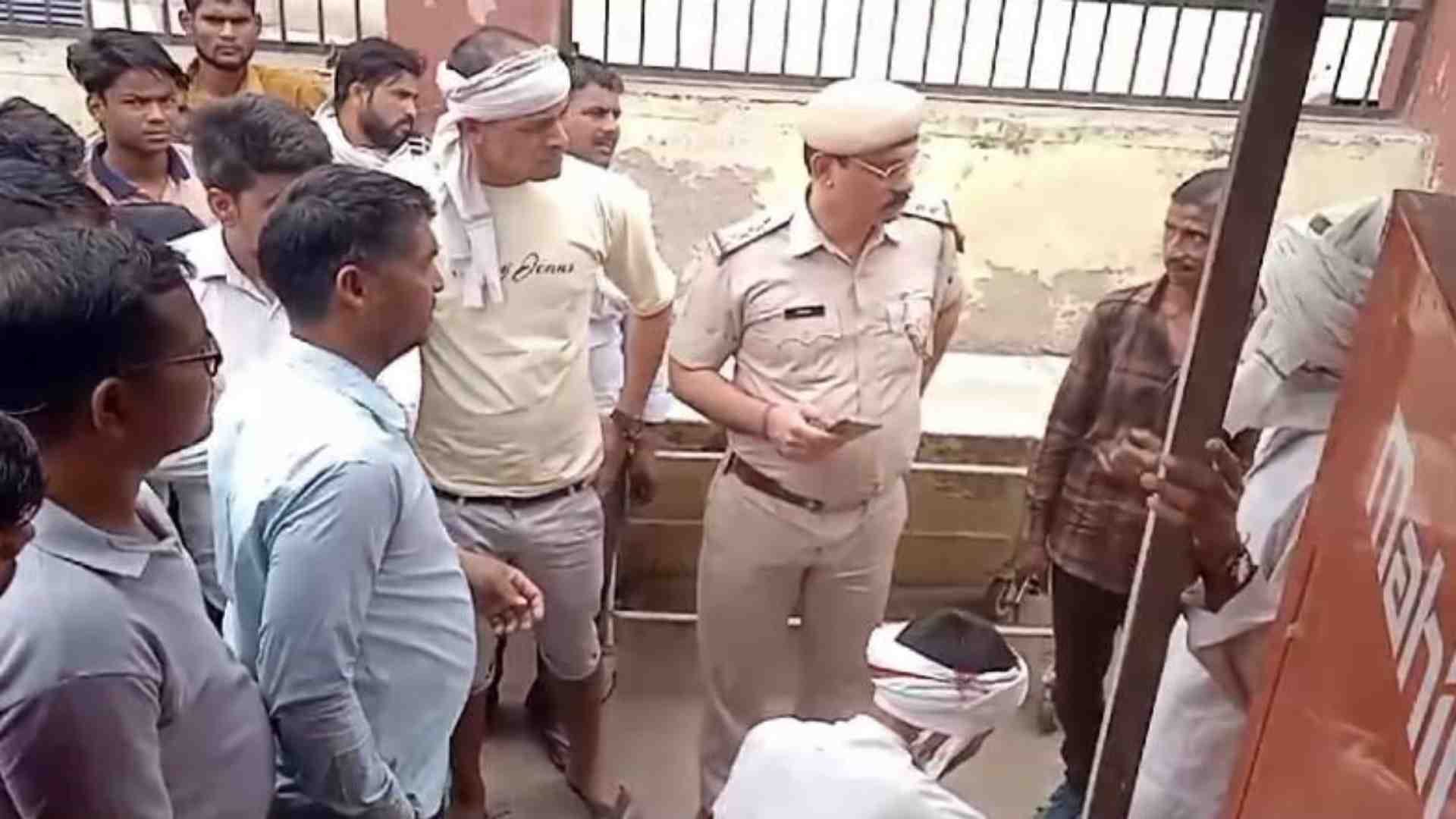 घटना के बाद कार्रवाई करती पुलिस।