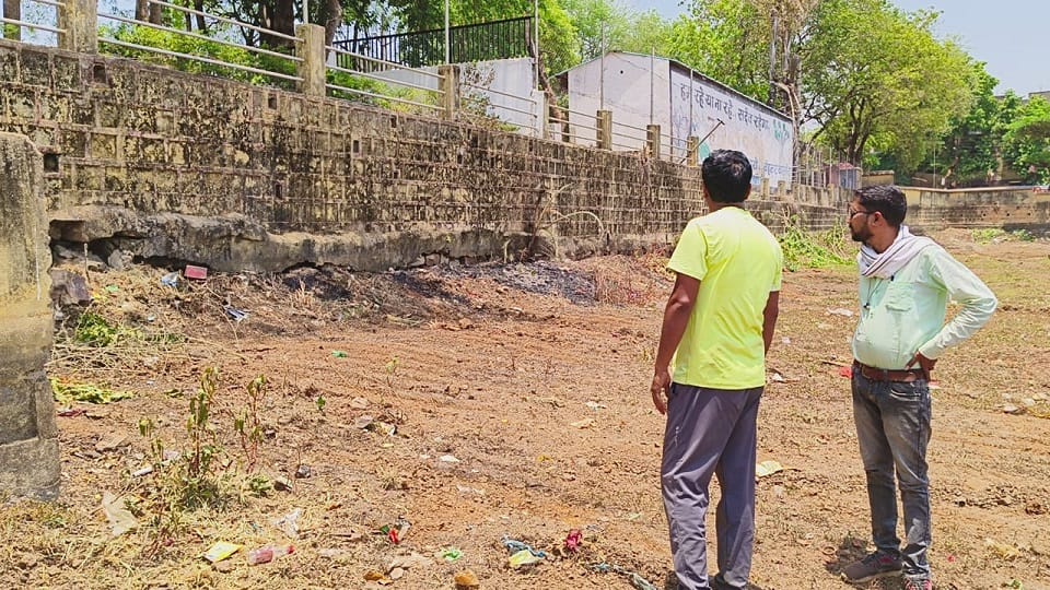 कमजोर पड़े गंगासागर तालाब के सेफ्टी वॉल