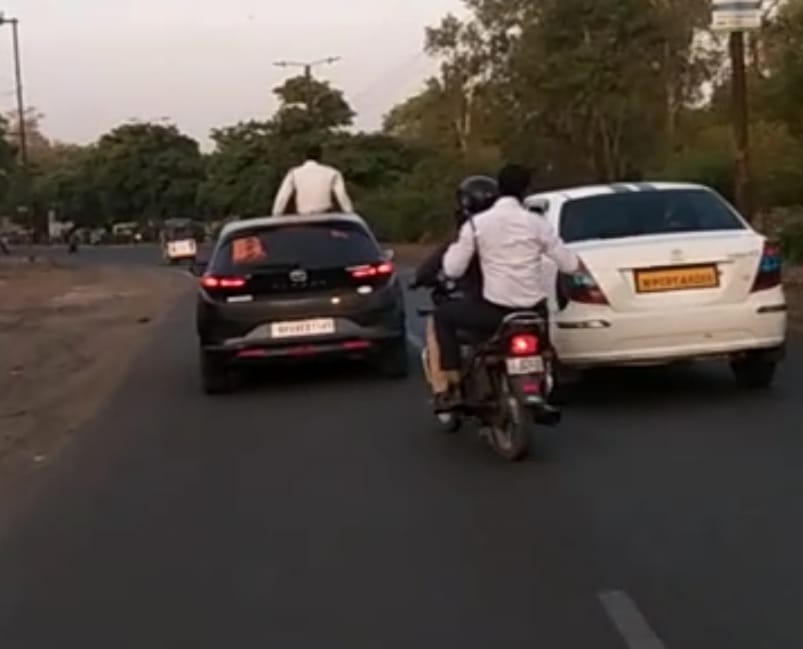 MP News: In Bhopal, a car ran for 500 meters with a constable stuck in the bonnet of the car, and also hit a b