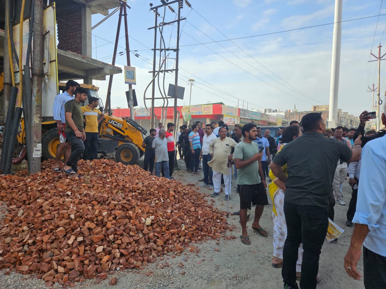 People pelted stones at Meda team during action against illegal colony in Meerut