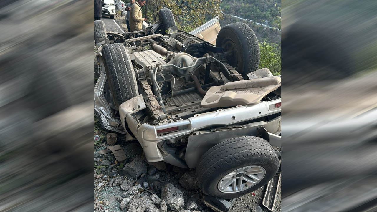 Mussoorie Accident Vehicle fell into a deep ditch on Dehradun road people died injured Watch Photos