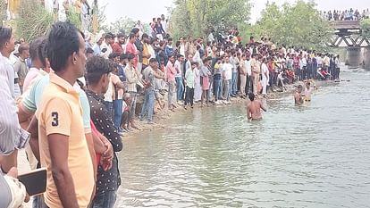 Mainpuri: Four youth drowned while bathing in canal one was saved by farmer Search continues for three