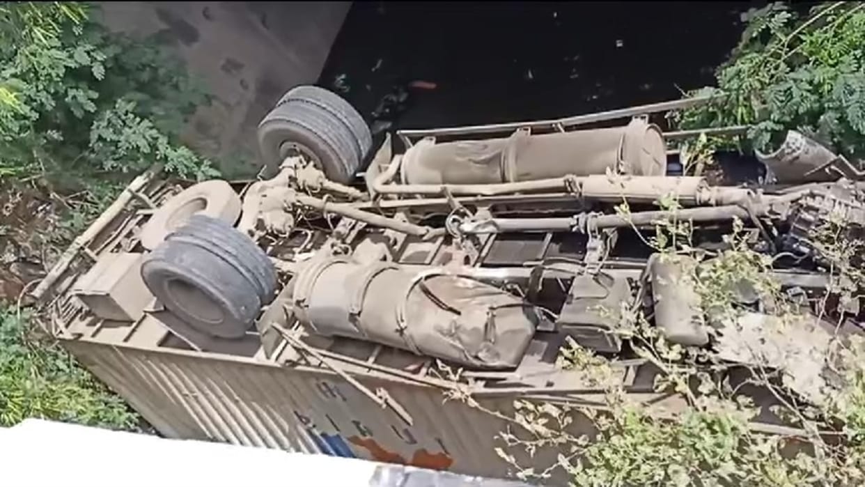 Accident on Ambala Delhi National Highway, Truck fell into drain 20 feet below flyover