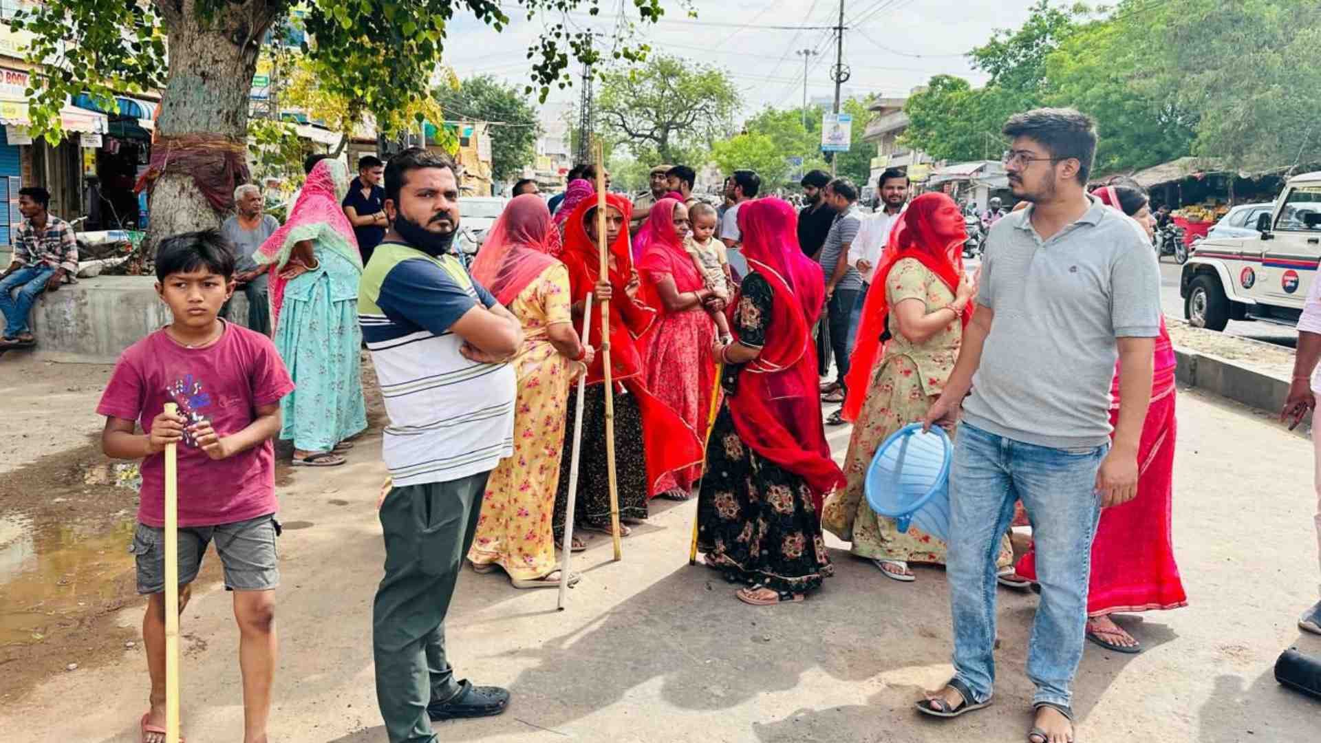 पानी को लेकर सड़क पर उतरे क्षेत्रवासी।