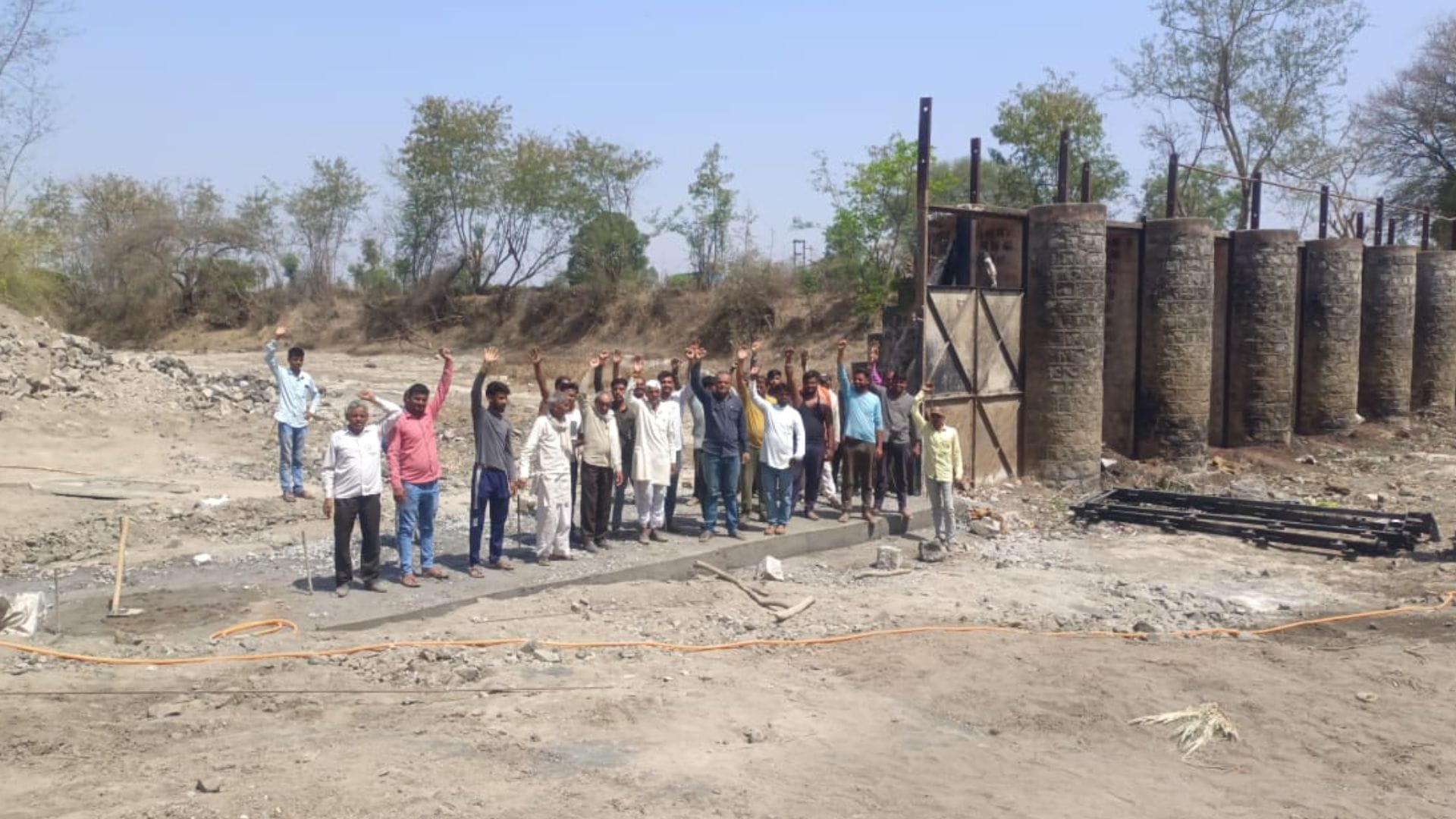 प्रदर्शन करते ग्रामीण