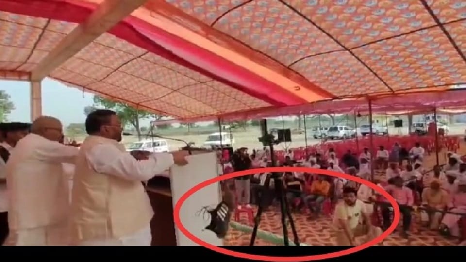 Swami Prasad Maurya convoy stopped in Agra black flags shown ink thrown on car